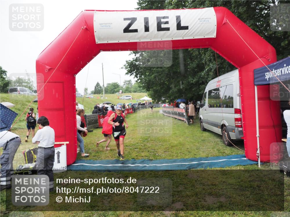 21.06.2025 - 27. Vierlanden-Triathlon MichiJ http://msf.ph/oto/8047222 15.06.2026 14:10:49 Ziel 903 meine-sportfotos.de