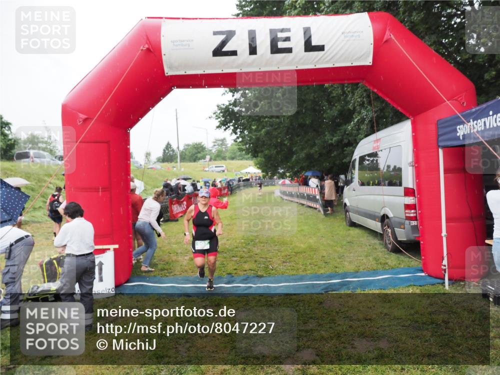 21.06.2025 - 27. Vierlanden-Triathlon MichiJ http://msf.ph/oto/8047227 15.06.2026 14:10:49 Ziel 903 meine-sportfotos.de