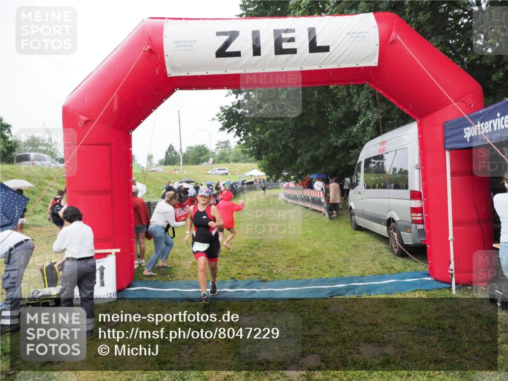 21.06.2025 - 27. Vierlanden-Triathlon MichiJ http://msf.ph/oto/8047229 15.06.2026 14:10:50 Ziel 903 meine-sportfotos.de