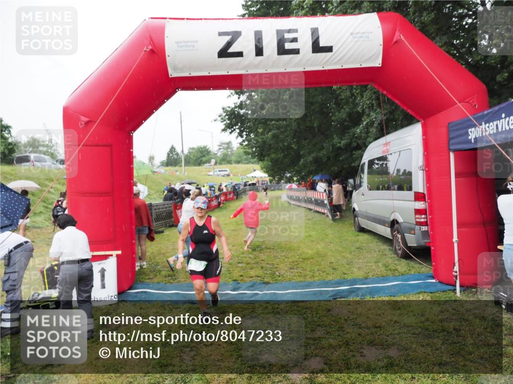 21.06.2025 - 27. Vierlanden-Triathlon MichiJ http://msf.ph/oto/8047233 15.06.2026 14:10:50 Ziel 903 meine-sportfotos.de