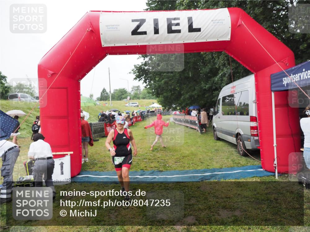 21.06.2025 - 27. Vierlanden-Triathlon MichiJ http://msf.ph/oto/8047235 15.06.2026 14:10:50 Ziel 903 meine-sportfotos.de