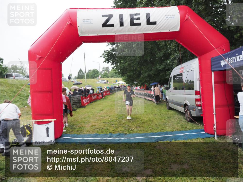 21.06.2025 - 27. Vierlanden-Triathlon MichiJ http://msf.ph/oto/8047237 15.06.2026 14:10:58 Ziel 1165 meine-sportfotos.de