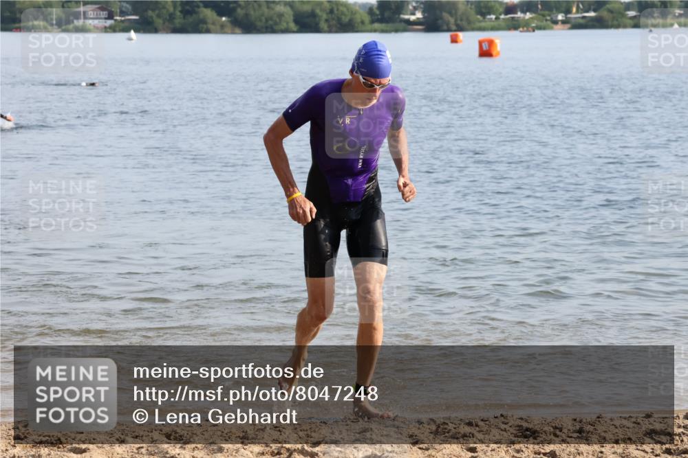 15.06.2025 - 27. Vierlanden-Triathlon Lena Gebhardt http://msf.ph/oto/8047248 15.06.2025 08:46:04 Schwimmen 134, 142, 152, 194 meine-sportfotos.de