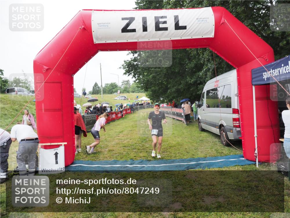 21.06.2025 - 27. Vierlanden-Triathlon MichiJ http://msf.ph/oto/8047249 15.06.2026 14:10:58 Ziel 1165 meine-sportfotos.de