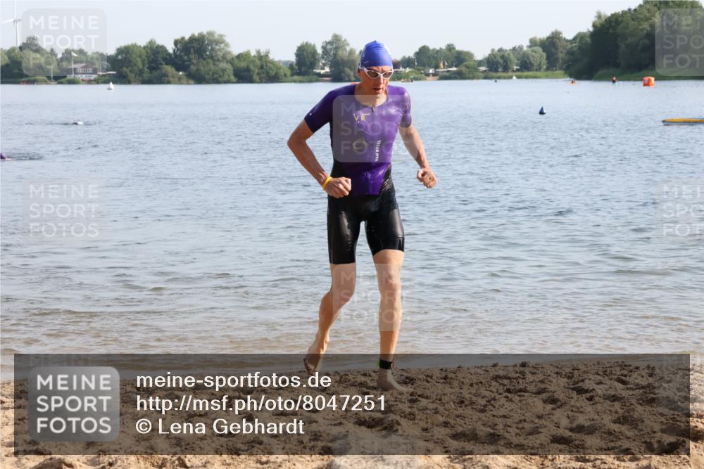 15.06.2025 - 27. Vierlanden-Triathlon Lena Gebhardt http://msf.ph/oto/8047251 15.06.2025 08:46:05 Schwimmen 134, 142, 152, 194 meine-sportfotos.de