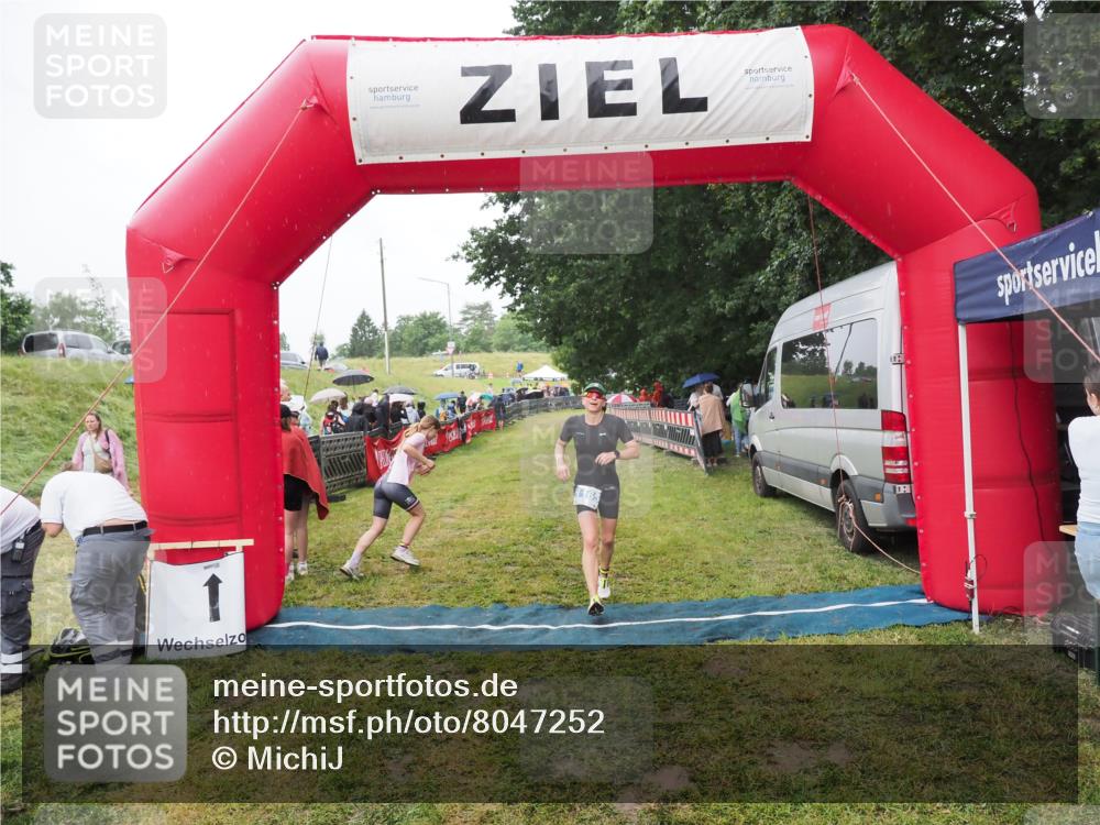 21.06.2025 - 27. Vierlanden-Triathlon MichiJ http://msf.ph/oto/8047252 15.06.2026 14:10:59 Ziel 1165 meine-sportfotos.de