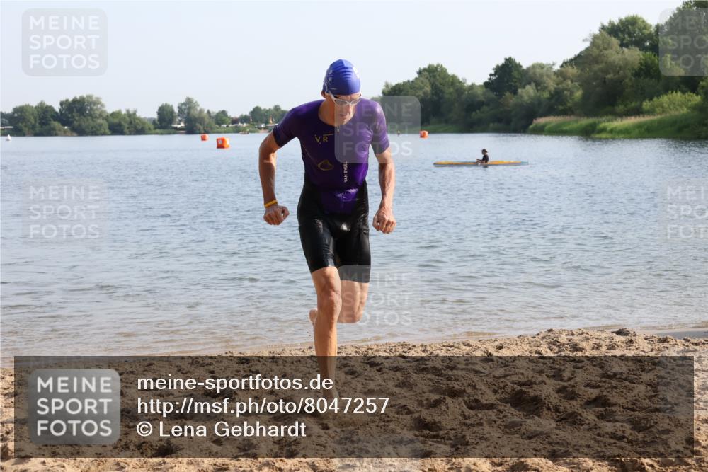 15.06.2025 - 27. Vierlanden-Triathlon Lena Gebhardt http://msf.ph/oto/8047257 15.06.2025 08:46:06 Schwimmen 134, 142, 152, 194 meine-sportfotos.de