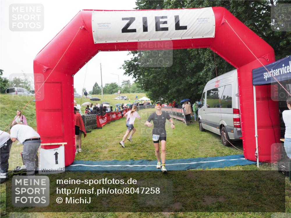 21.06.2025 - 27. Vierlanden-Triathlon MichiJ http://msf.ph/oto/8047258 15.06.2026 14:10:59 Ziel 1165 meine-sportfotos.de