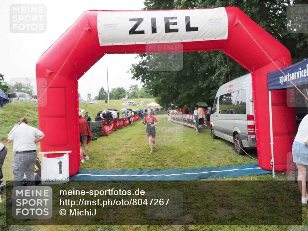 21.06.2025 - 27. Vierlanden-Triathlon MichiJ http://msf.ph/oto/8047267 15.06.2026 14:11:09 Ziel 1178 meine-sportfotos.de