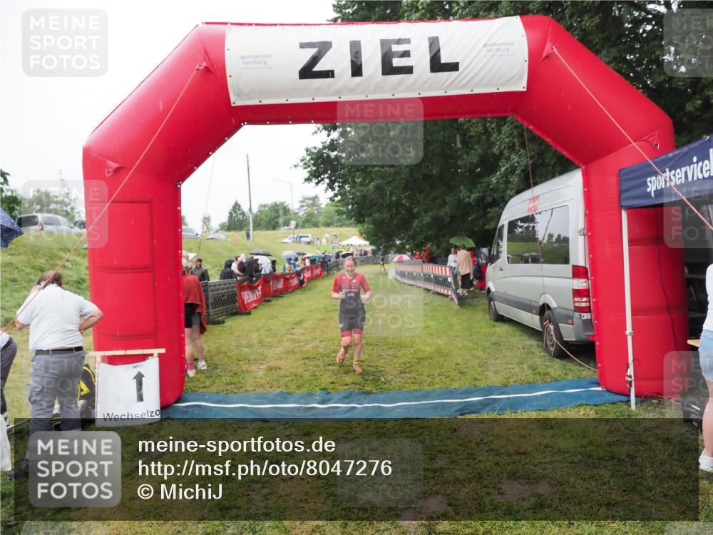 21.06.2025 - 27. Vierlanden-Triathlon MichiJ http://msf.ph/oto/8047276 15.06.2026 14:11:10 Ziel 1178 meine-sportfotos.de