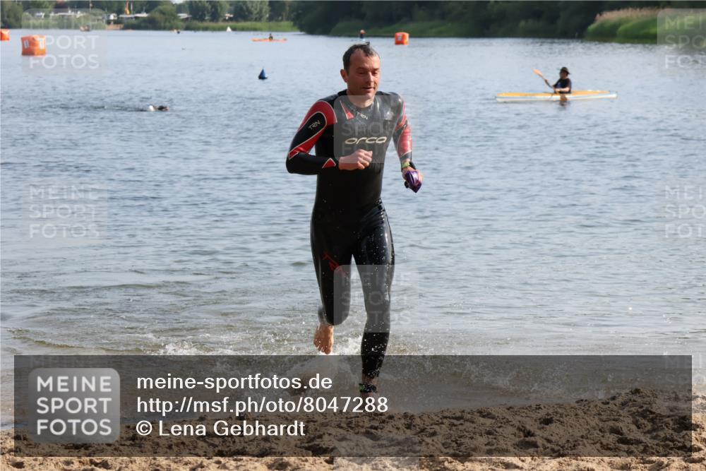 15.06.2025 - 27. Vierlanden-Triathlon Lena Gebhardt http://msf.ph/oto/8047288 15.06.2025 08:46:41 Schwimmen 161 meine-sportfotos.de
