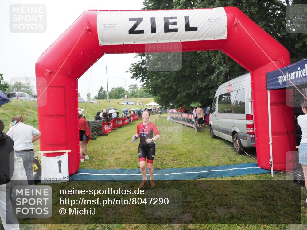 21.06.2025 - 27. Vierlanden-Triathlon MichiJ http://msf.ph/oto/8047290 15.06.2026 14:11:11 Ziel 1178 meine-sportfotos.de