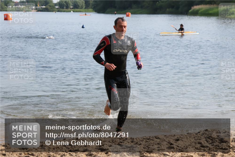 15.06.2025 - 27. Vierlanden-Triathlon Lena Gebhardt http://msf.ph/oto/8047291 15.06.2025 08:46:41 Schwimmen 161 meine-sportfotos.de