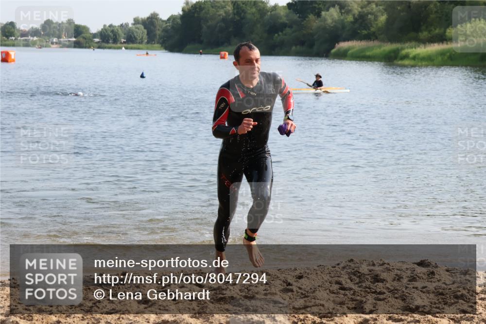 15.06.2025 - 27. Vierlanden-Triathlon Lena Gebhardt http://msf.ph/oto/8047294 15.06.2025 08:46:41 Schwimmen 161 meine-sportfotos.de