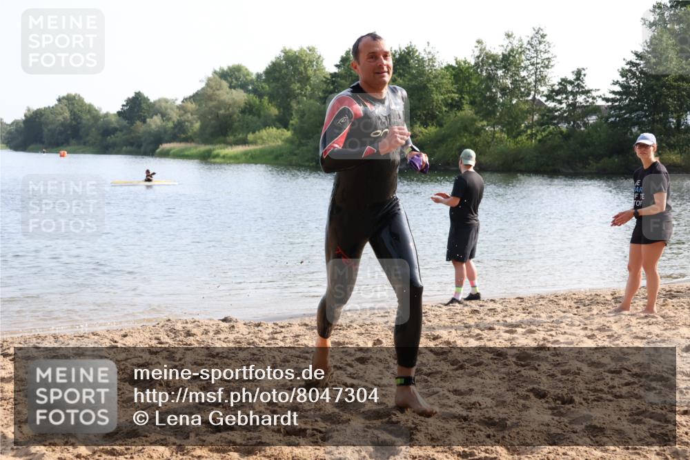 15.06.2025 - 27. Vierlanden-Triathlon Lena Gebhardt http://msf.ph/oto/8047304 15.06.2025 08:46:43 Schwimmen 161 meine-sportfotos.de