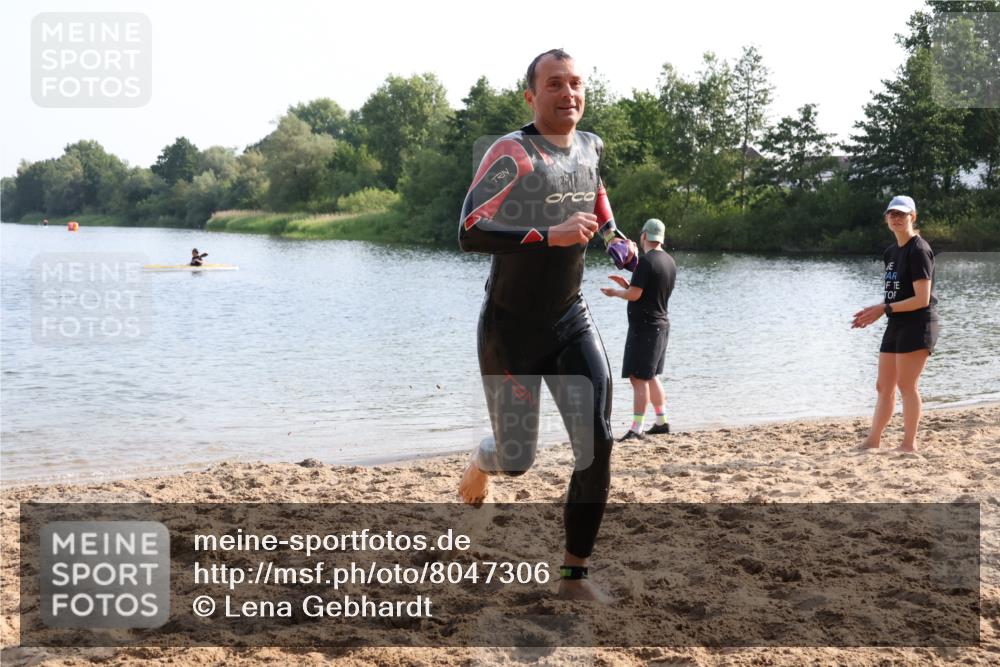 15.06.2025 - 27. Vierlanden-Triathlon Lena Gebhardt http://msf.ph/oto/8047306 15.06.2025 08:46:43 Schwimmen 161 meine-sportfotos.de