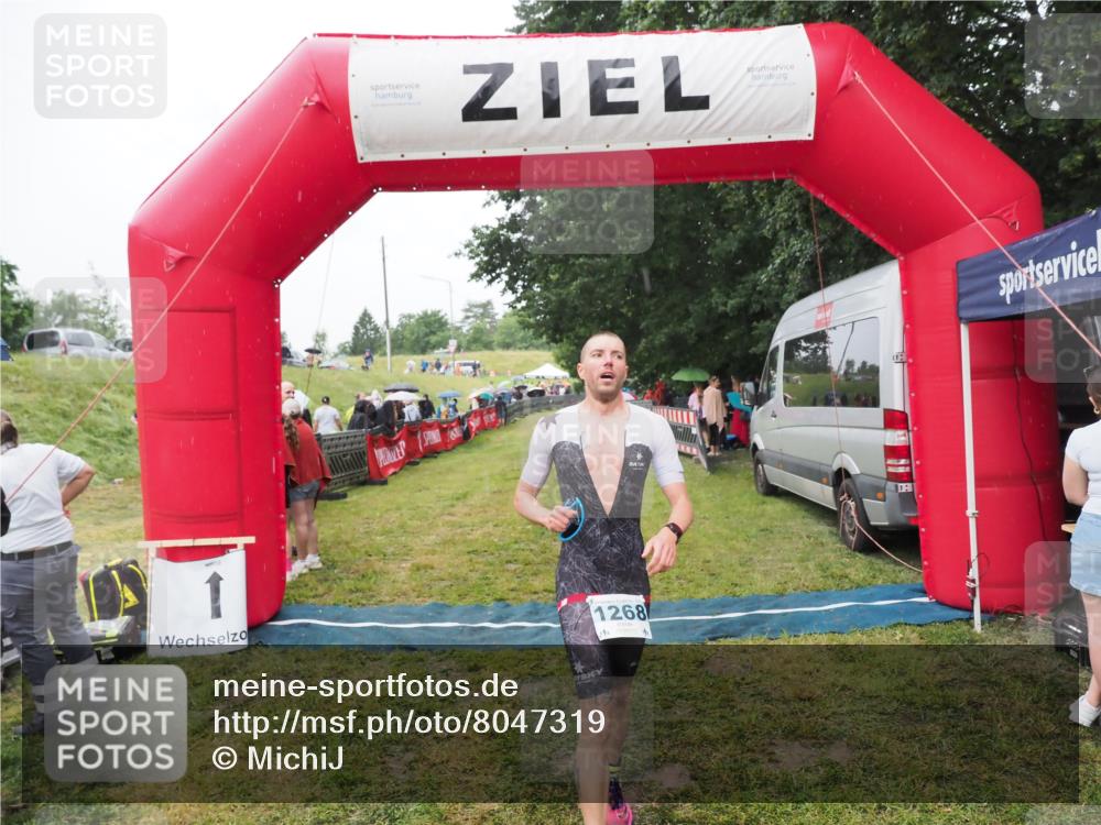 21.06.2025 - 27. Vierlanden-Triathlon MichiJ http://msf.ph/oto/8047319 15.06.2026 14:11:20 Ziel 1268 meine-sportfotos.de