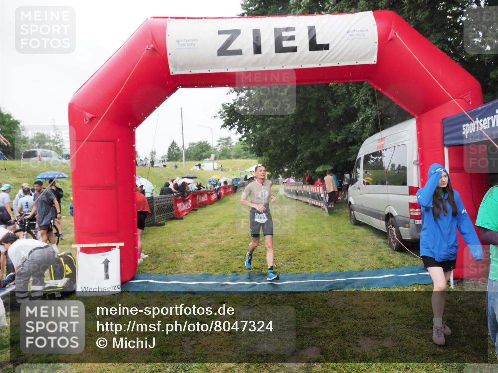 21.06.2025 - 27. Vierlanden-Triathlon MichiJ http://msf.ph/oto/8047324 15.06.2026 14:12:13 Ziel 1121 meine-sportfotos.de