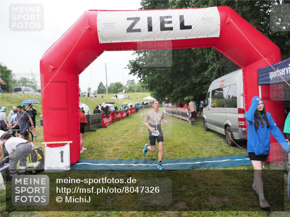 21.06.2025 - 27. Vierlanden-Triathlon MichiJ http://msf.ph/oto/8047326 15.06.2026 14:12:14 Ziel 1121 meine-sportfotos.de