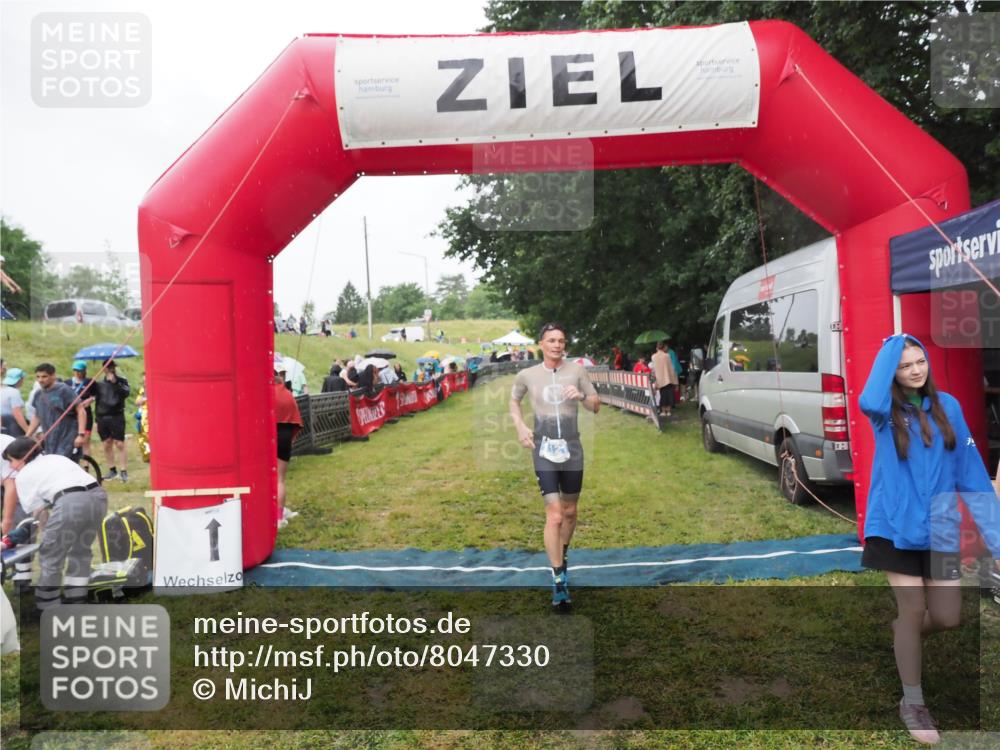 21.06.2025 - 27. Vierlanden-Triathlon MichiJ http://msf.ph/oto/8047330 15.06.2026 14:12:14 Ziel 1121 meine-sportfotos.de