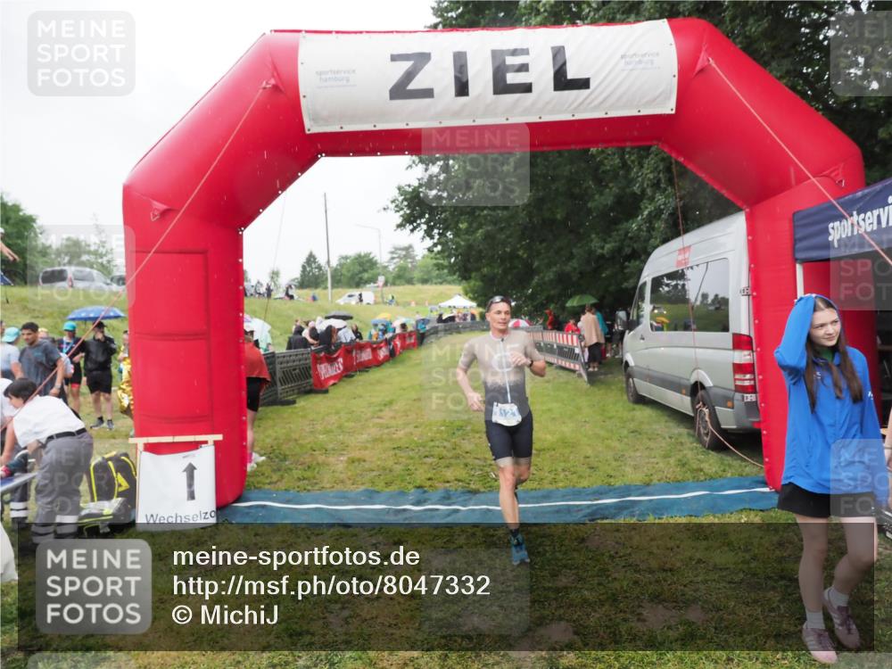 21.06.2025 - 27. Vierlanden-Triathlon MichiJ http://msf.ph/oto/8047332 15.06.2026 14:12:14 Ziel 1121 meine-sportfotos.de