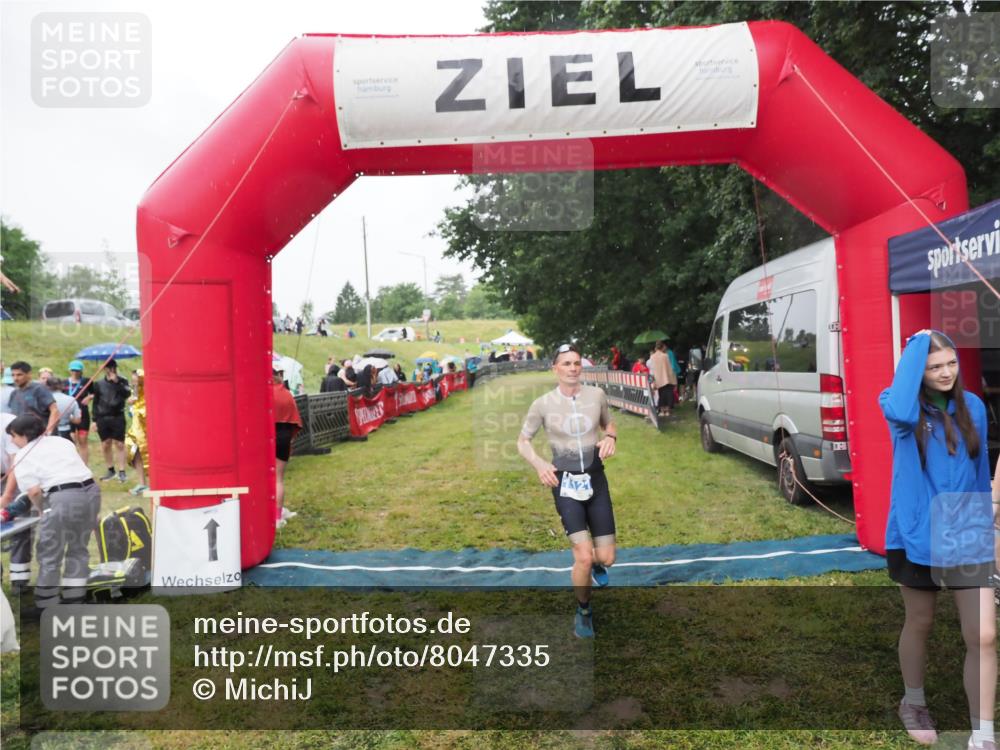21.06.2025 - 27. Vierlanden-Triathlon MichiJ http://msf.ph/oto/8047335 15.06.2026 14:12:14 Ziel 1121 meine-sportfotos.de
