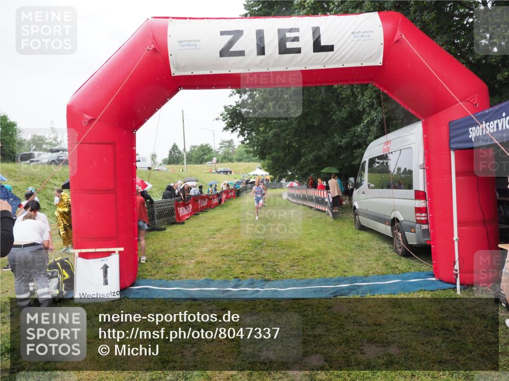 21.06.2025 - 27. Vierlanden-Triathlon MichiJ http://msf.ph/oto/8047337 15.06.2026 14:12:33 Ziel 1279 meine-sportfotos.de