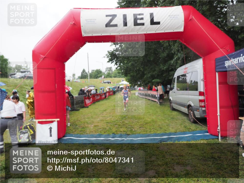 21.06.2025 - 27. Vierlanden-Triathlon MichiJ http://msf.ph/oto/8047341 15.06.2026 14:12:34 Ziel 1279 meine-sportfotos.de