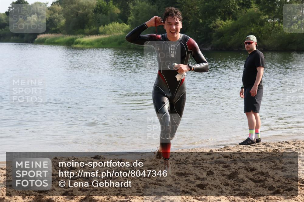 15.06.2025 - 27. Vierlanden-Triathlon Lena Gebhardt http://msf.ph/oto/8047346 15.06.2025 08:47:34 Schwimmen 48 meine-sportfotos.de