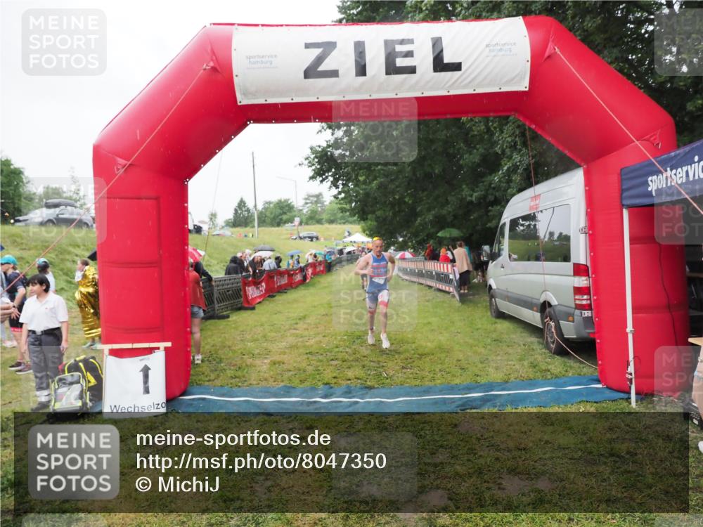 21.06.2025 - 27. Vierlanden-Triathlon MichiJ http://msf.ph/oto/8047350 15.06.2026 14:12:35 Ziel 19, 1279 meine-sportfotos.de
