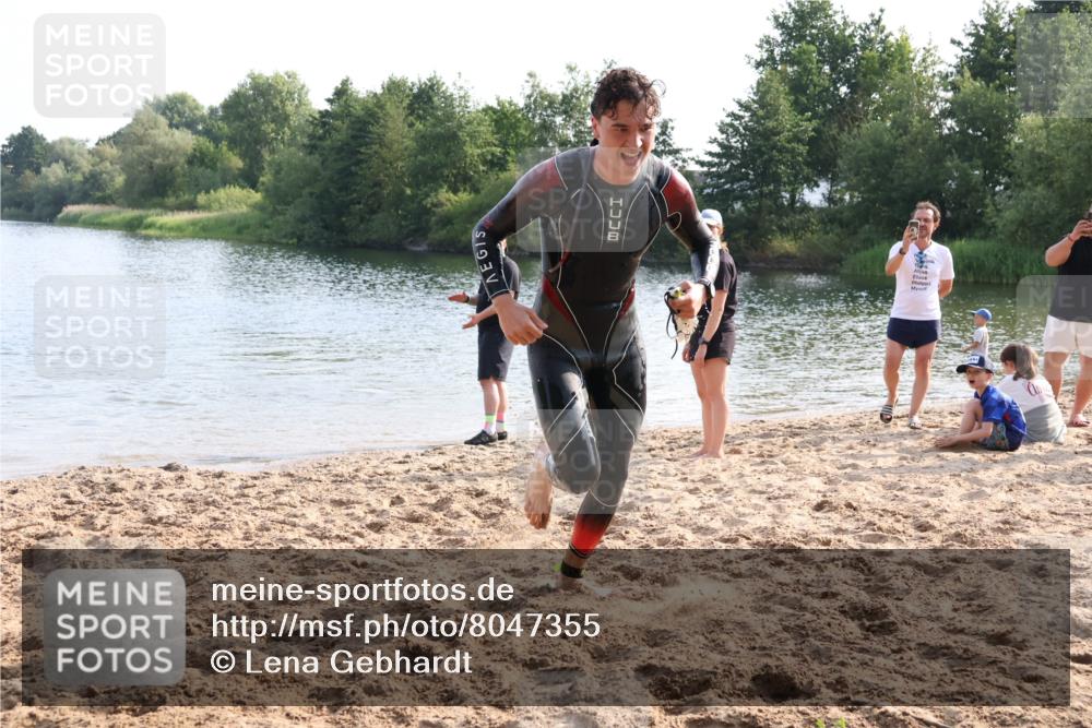 15.06.2025 - 27. Vierlanden-Triathlon Lena Gebhardt http://msf.ph/oto/8047355 15.06.2025 08:47:35 Schwimmen 48 meine-sportfotos.de