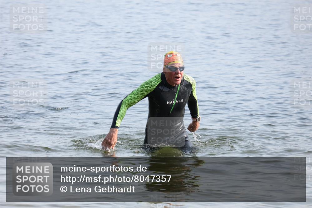15.06.2025 - 27. Vierlanden-Triathlon Lena Gebhardt http://msf.ph/oto/8047357 15.06.2025 08:47:43 Schwimmen 48 meine-sportfotos.de
