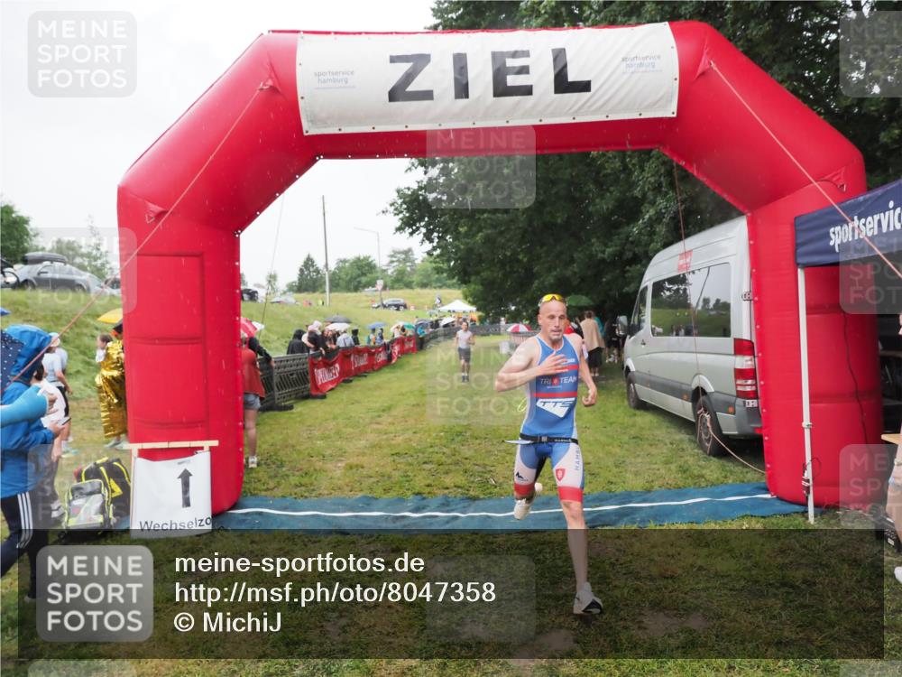 21.06.2025 - 27. Vierlanden-Triathlon MichiJ http://msf.ph/oto/8047358 15.06.2026 14:12:36 Ziel 19, 1279 meine-sportfotos.de