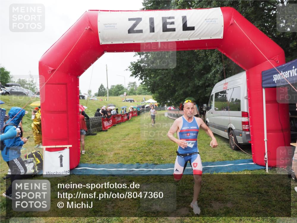 21.06.2025 - 27. Vierlanden-Triathlon MichiJ http://msf.ph/oto/8047360 15.06.2026 14:12:36 Ziel 19, 1279 meine-sportfotos.de