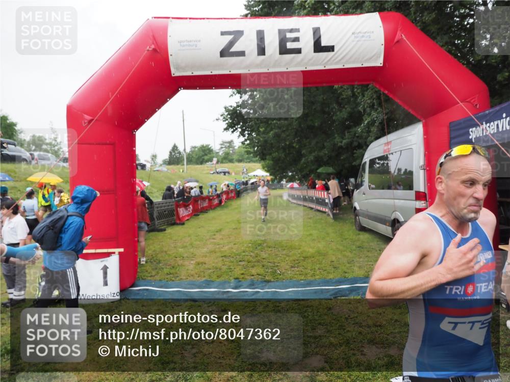 21.06.2025 - 27. Vierlanden-Triathlon MichiJ http://msf.ph/oto/8047362 15.06.2026 14:12:36 Ziel 19, 1279 meine-sportfotos.de