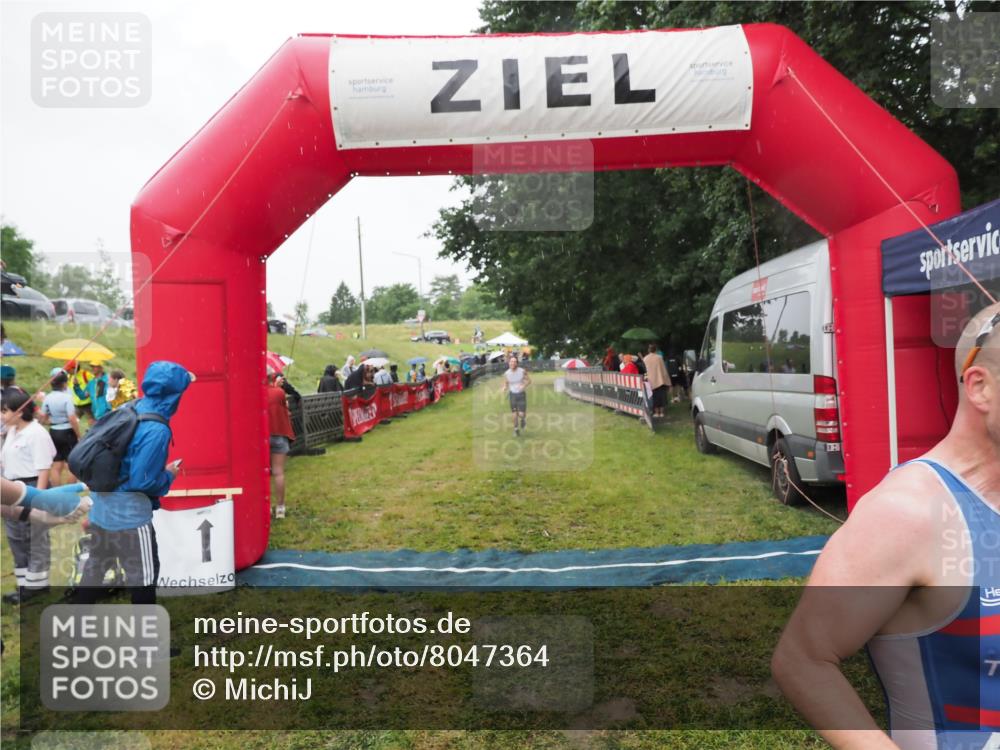 21.06.2025 - 27. Vierlanden-Triathlon MichiJ http://msf.ph/oto/8047364 15.06.2026 14:12:37 Ziel 19, 1279 meine-sportfotos.de