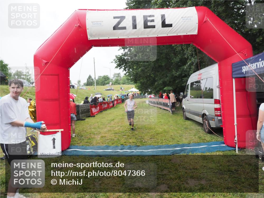 21.06.2025 - 27. Vierlanden-Triathlon MichiJ http://msf.ph/oto/8047366 15.06.2026 14:12:38 Ziel 19, 1279 meine-sportfotos.de