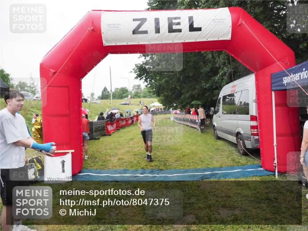 21.06.2025 - 27. Vierlanden-Triathlon MichiJ http://msf.ph/oto/8047375 15.06.2026 14:12:39 Ziel 19, 1279 meine-sportfotos.de