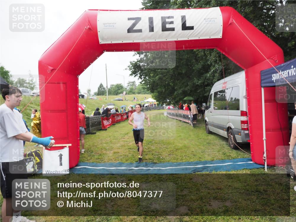 21.06.2025 - 27. Vierlanden-Triathlon MichiJ http://msf.ph/oto/8047377 15.06.2026 14:12:39 Ziel 19, 1279 meine-sportfotos.de