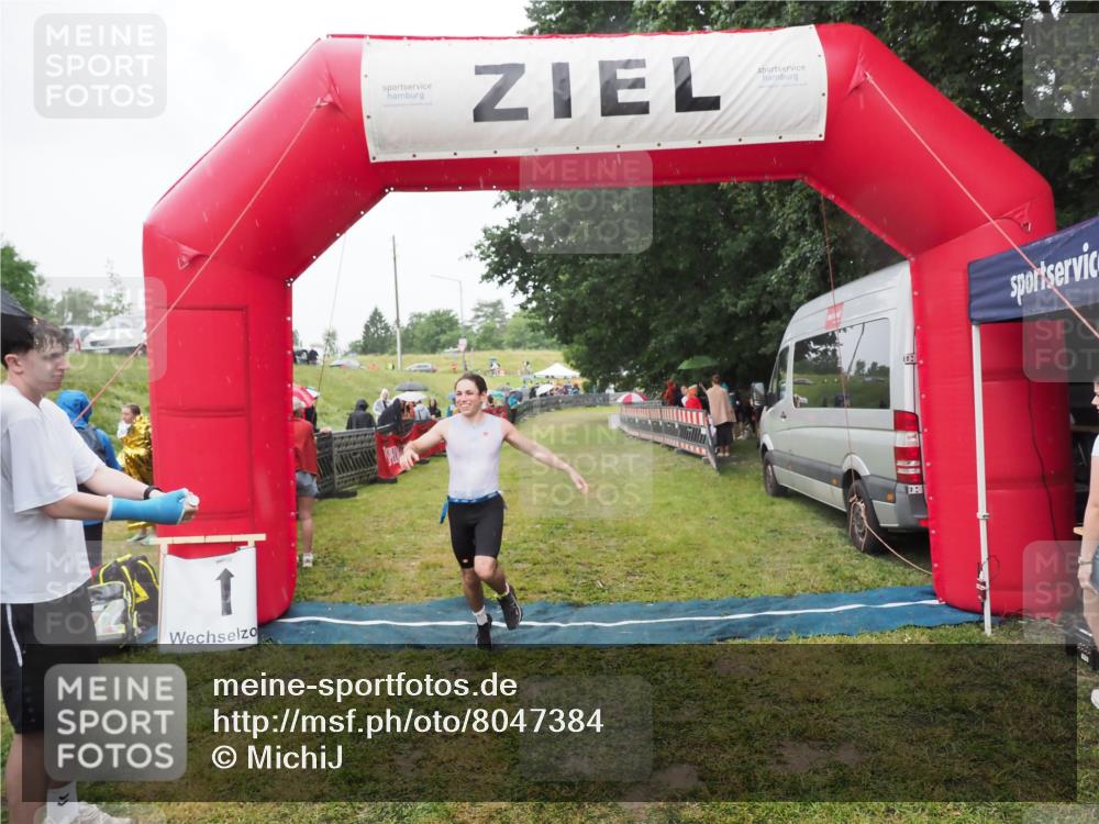 21.06.2025 - 27. Vierlanden-Triathlon MichiJ http://msf.ph/oto/8047384 15.06.2026 14:12:40 Ziel 19, 1279 meine-sportfotos.de