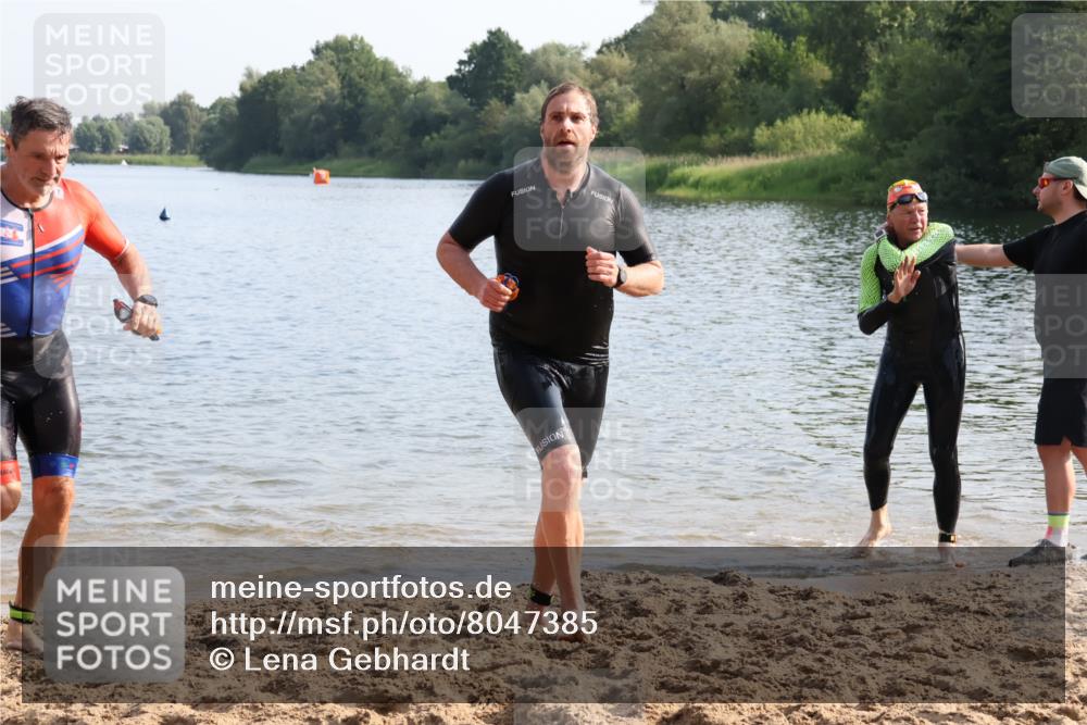 15.06.2025 - 27. Vierlanden-Triathlon Lena Gebhardt http://msf.ph/oto/8047385 15.06.2025 08:47:54 Schwimmen 16, 34, 167, 193 meine-sportfotos.de