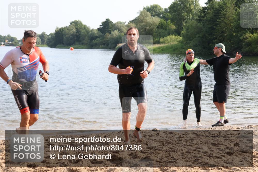 15.06.2025 - 27. Vierlanden-Triathlon Lena Gebhardt http://msf.ph/oto/8047386 15.06.2025 08:47:54 Schwimmen 16, 34, 167, 193 meine-sportfotos.de