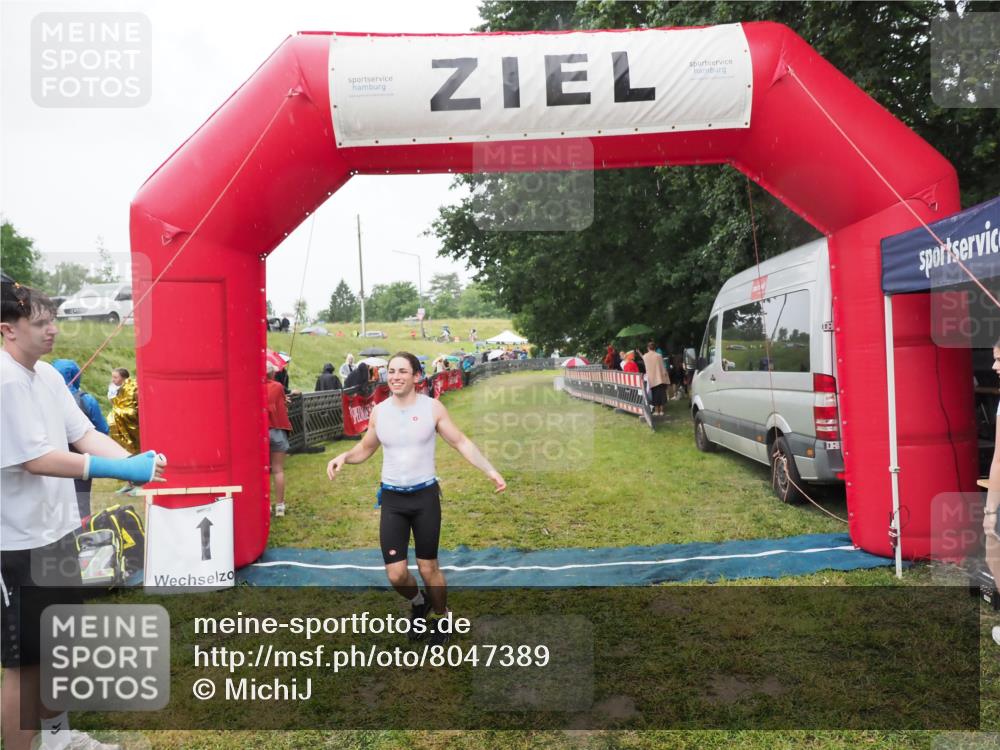 21.06.2025 - 27. Vierlanden-Triathlon MichiJ http://msf.ph/oto/8047389 15.06.2026 14:12:40 Ziel 19, 1279 meine-sportfotos.de