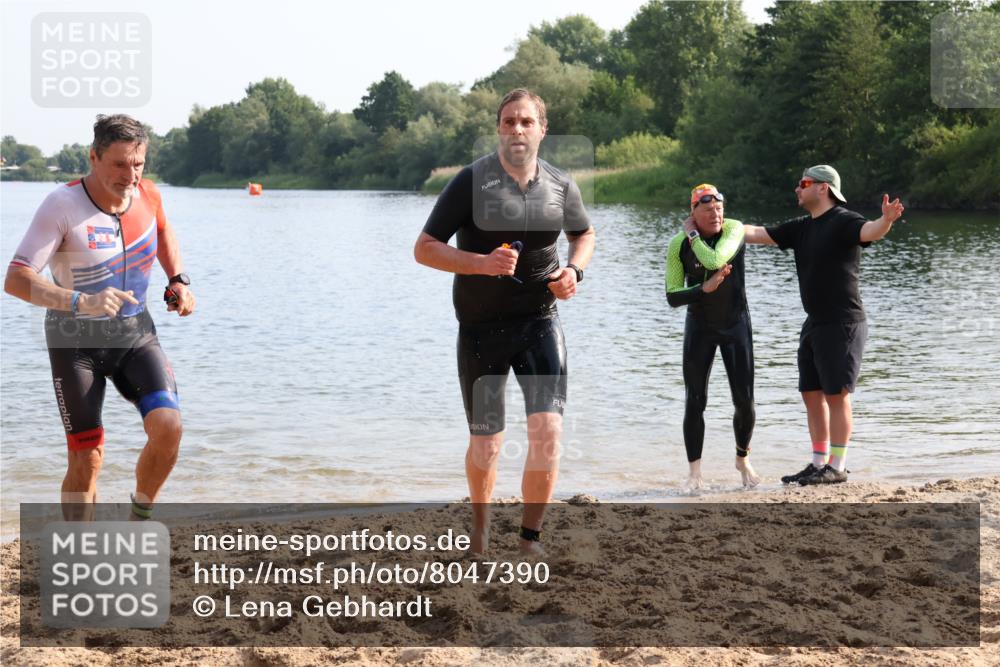15.06.2025 - 27. Vierlanden-Triathlon Lena Gebhardt http://msf.ph/oto/8047390 15.06.2025 08:47:54 Schwimmen 16, 34, 167, 193 meine-sportfotos.de