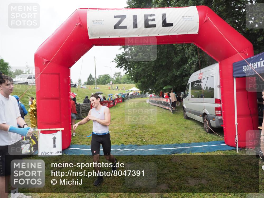 21.06.2025 - 27. Vierlanden-Triathlon MichiJ http://msf.ph/oto/8047391 15.06.2026 14:12:40 Ziel 19, 1279 meine-sportfotos.de
