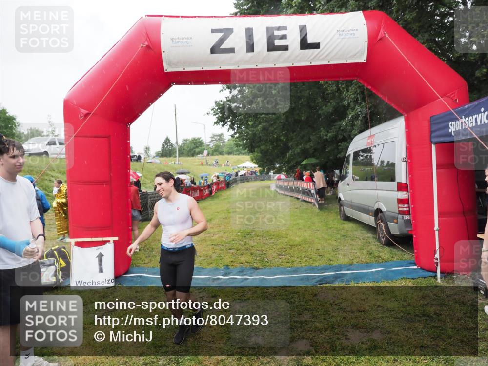 21.06.2025 - 27. Vierlanden-Triathlon MichiJ http://msf.ph/oto/8047393 15.06.2026 14:12:40 Ziel 19, 1279 meine-sportfotos.de