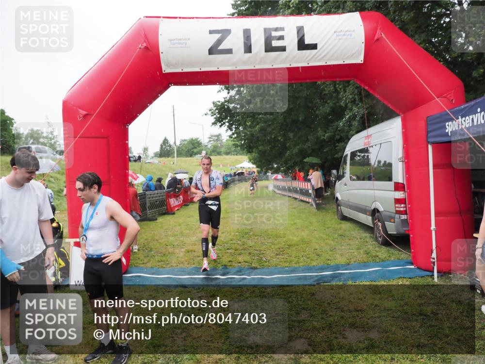 21.06.2025 - 27. Vierlanden-Triathlon MichiJ http://msf.ph/oto/8047403 15.06.2026 14:12:55 Ziel 1234 meine-sportfotos.de