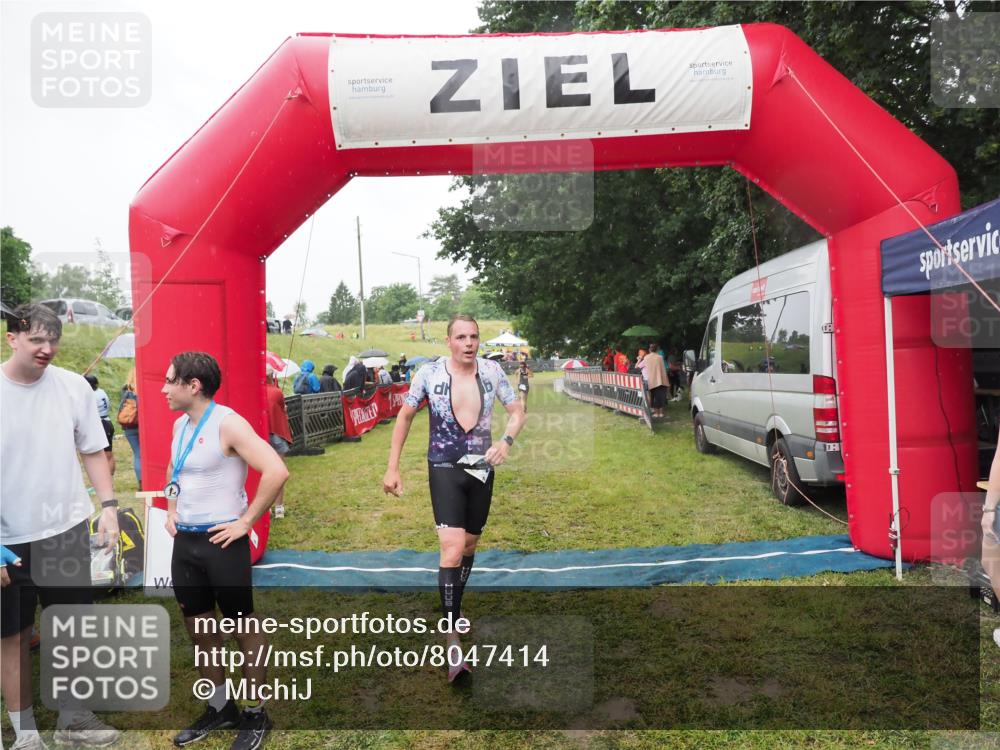 21.06.2025 - 27. Vierlanden-Triathlon MichiJ http://msf.ph/oto/8047414 15.06.2026 14:12:56 Ziel 1195, 1234 meine-sportfotos.de