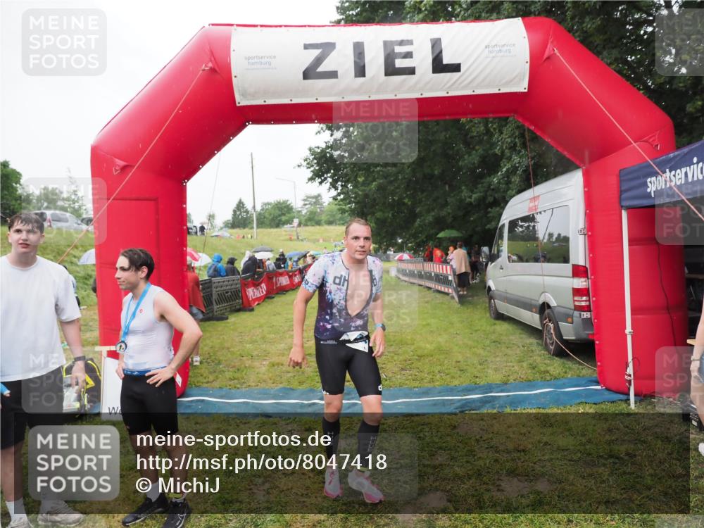 21.06.2025 - 27. Vierlanden-Triathlon MichiJ http://msf.ph/oto/8047418 15.06.2026 14:12:56 Ziel 1195, 1234 meine-sportfotos.de