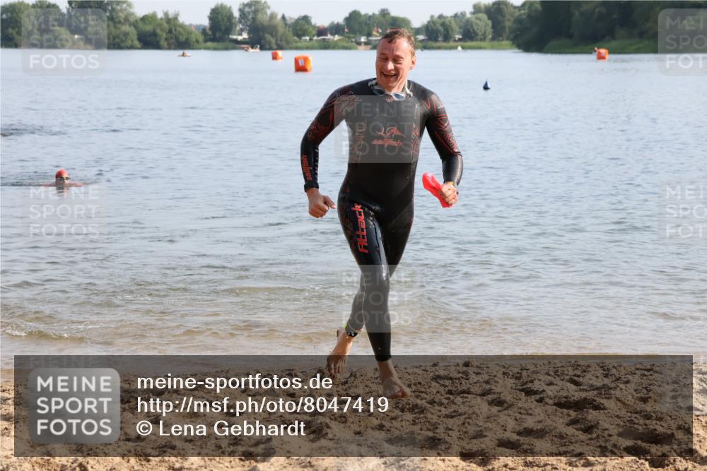 15.06.2025 - 27. Vierlanden-Triathlon Lena Gebhardt http://msf.ph/oto/8047419 15.06.2025 08:48:03 Schwimmen 16, 34, 167, 193 meine-sportfotos.de